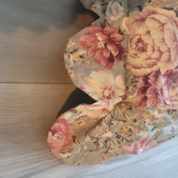 Shabby Chic Floral Decorative Pillow With Ruffled Edge & Zipper Closure 15"x15" - Picture 4 of 7